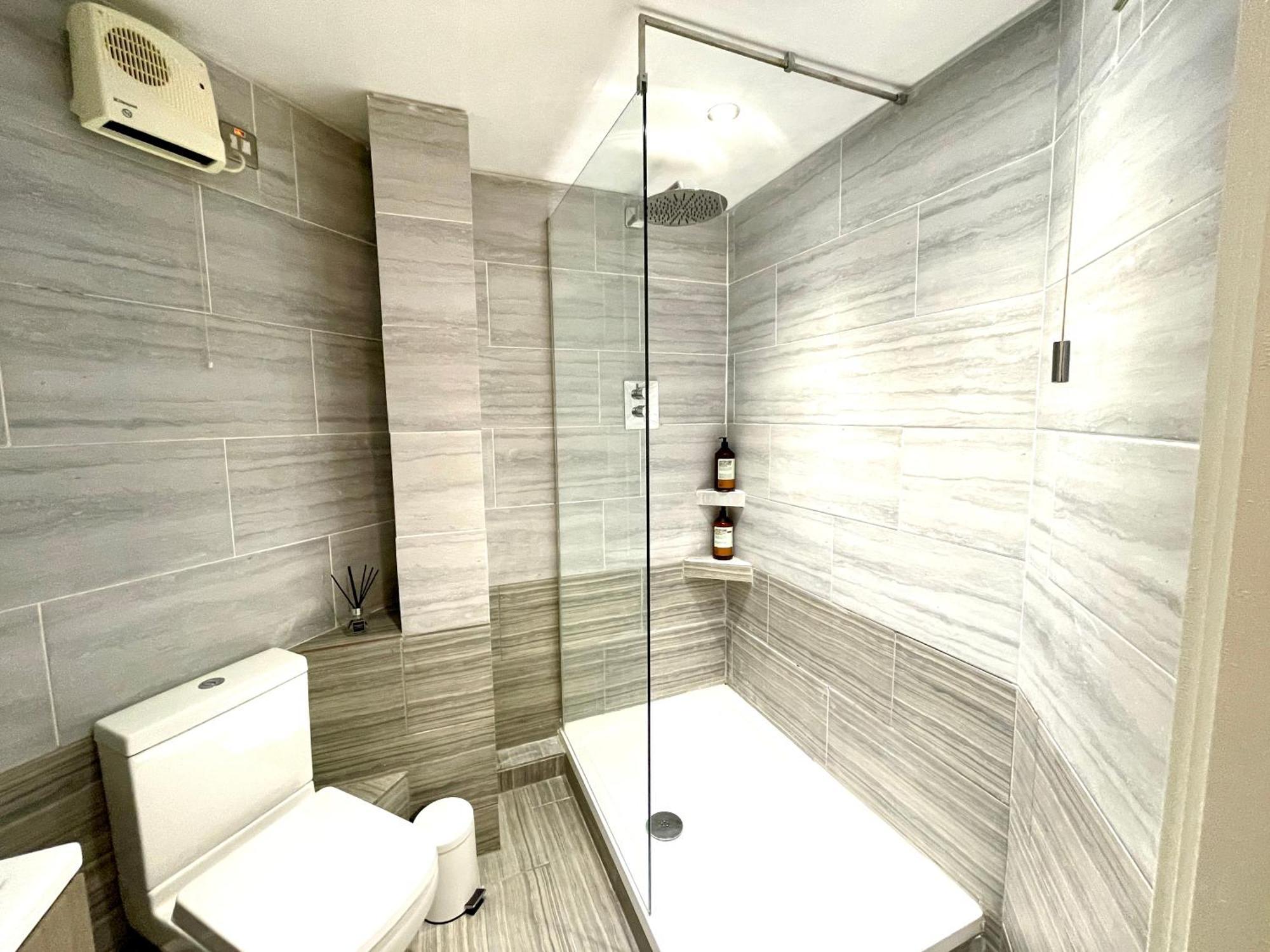 Rnm - Business Professionals Stay, Walsall City Centre, 2 Bedroom With Ensuite And Bathroom, Entire Place, Kitchen & Washroom With Amenities, Smart Tv, Easy Access, Fast Wifi, Parking Nearby, Great Transport Links Kültér fotó