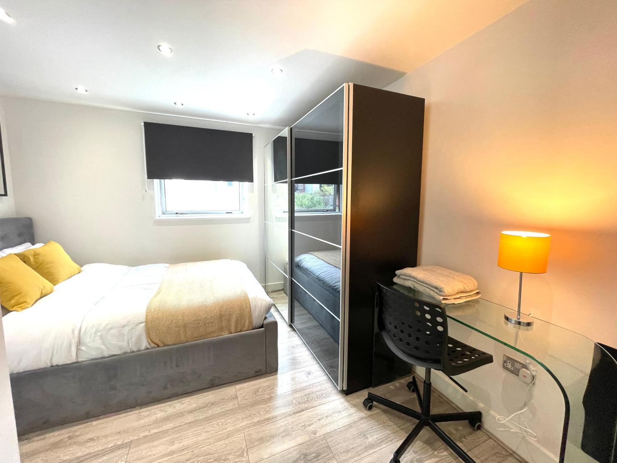 Rnm - Business Professionals Stay, Walsall City Centre, 2 Bedroom With Ensuite And Bathroom, Entire Place, Kitchen & Washroom With Amenities, Smart Tv, Easy Access, Fast Wifi, Parking Nearby, Great Transport Links Kültér fotó
