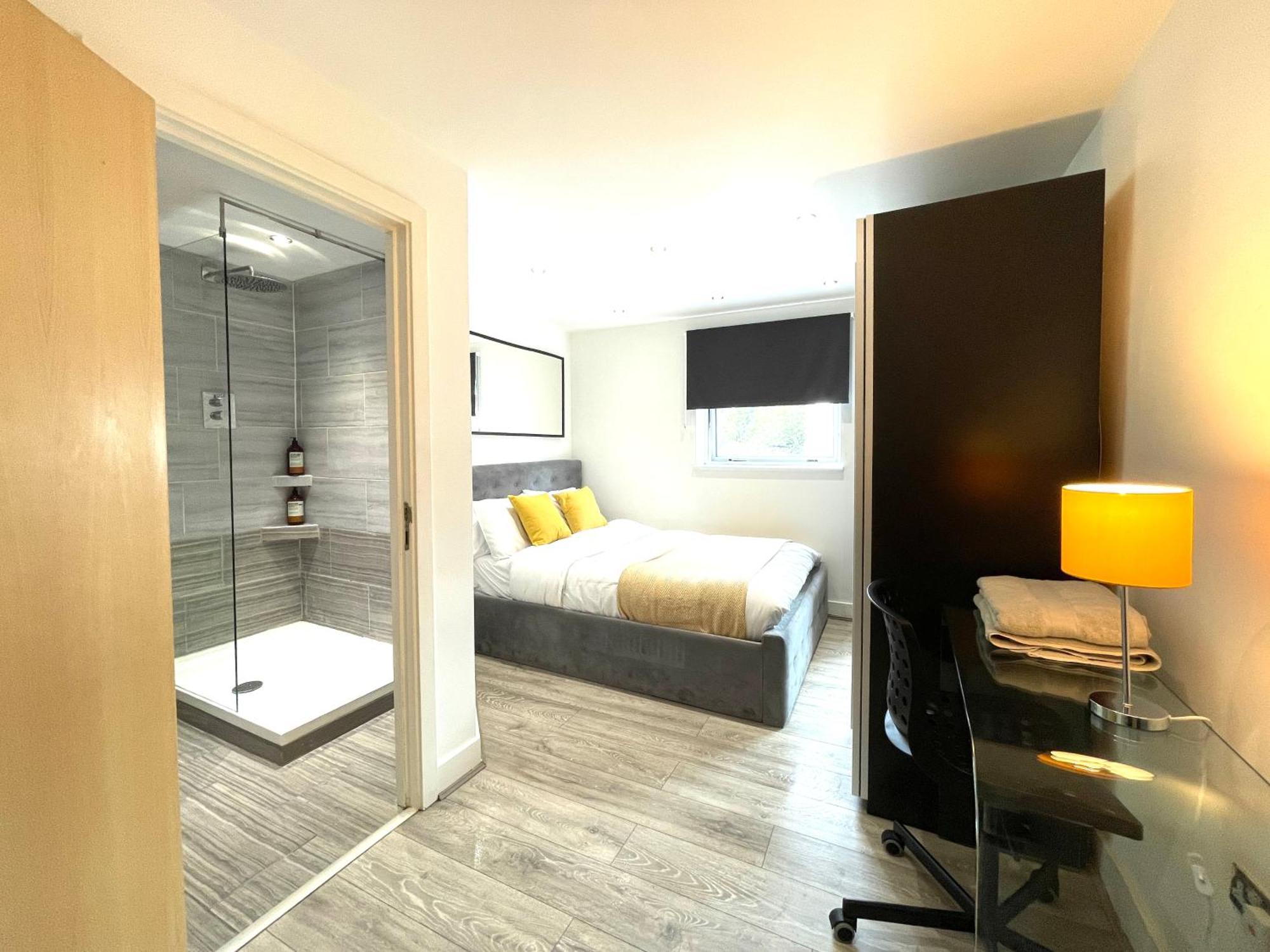 Rnm - Business Professionals Stay, Walsall City Centre, 2 Bedroom With Ensuite And Bathroom, Entire Place, Kitchen & Washroom With Amenities, Smart Tv, Easy Access, Fast Wifi, Parking Nearby, Great Transport Links Kültér fotó