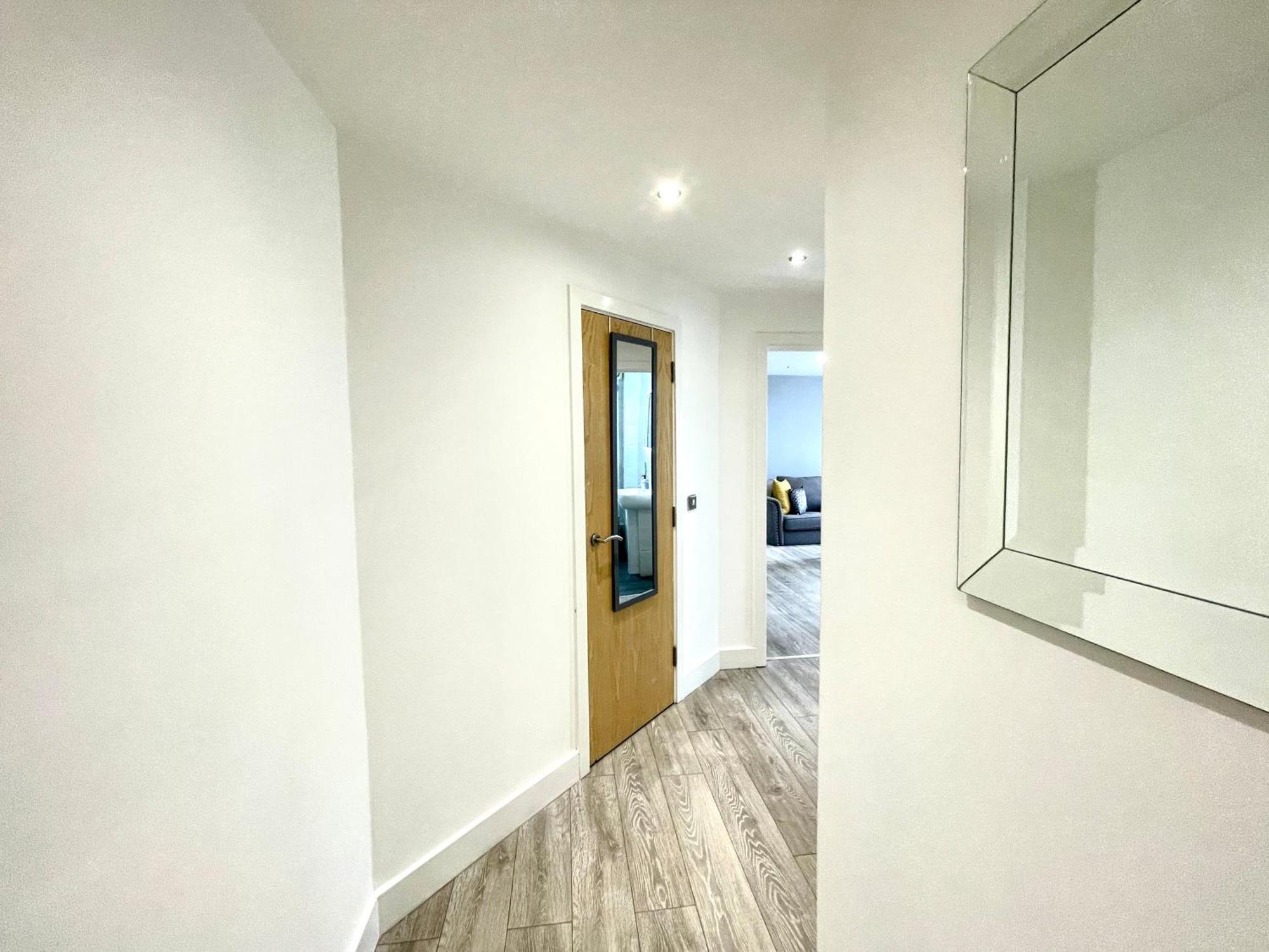 Rnm - Business Professionals Stay, Walsall City Centre, 2 Bedroom With Ensuite And Bathroom, Entire Place, Kitchen & Washroom With Amenities, Smart Tv, Easy Access, Fast Wifi, Parking Nearby, Great Transport Links Kültér fotó