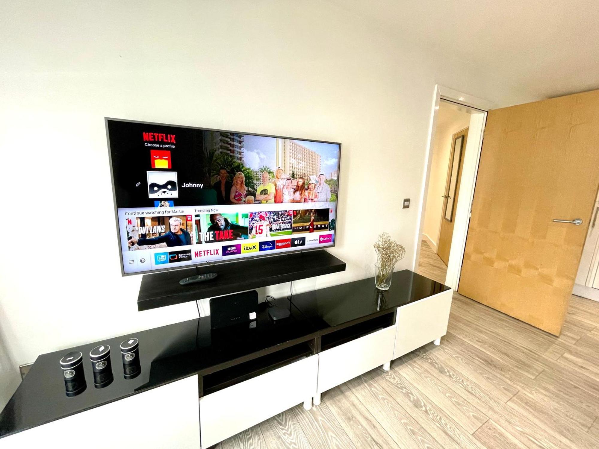 Rnm - Business Professionals Stay, Walsall City Centre, 2 Bedroom With Ensuite And Bathroom, Entire Place, Kitchen & Washroom With Amenities, Smart Tv, Easy Access, Fast Wifi, Parking Nearby, Great Transport Links Kültér fotó