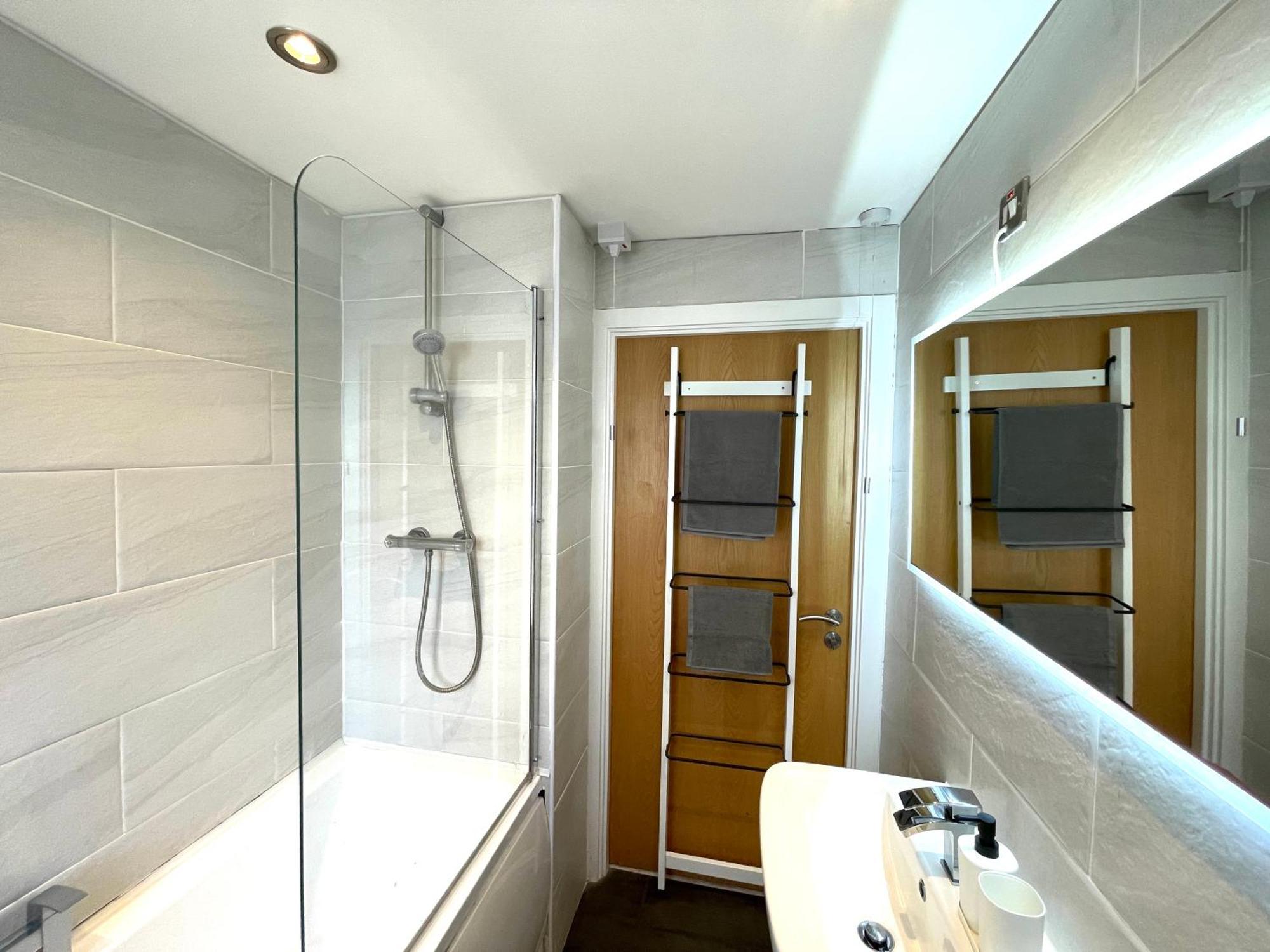 Rnm - Business Professionals Stay, Walsall City Centre, 2 Bedroom With Ensuite And Bathroom, Entire Place, Kitchen & Washroom With Amenities, Smart Tv, Easy Access, Fast Wifi, Parking Nearby, Great Transport Links Kültér fotó
