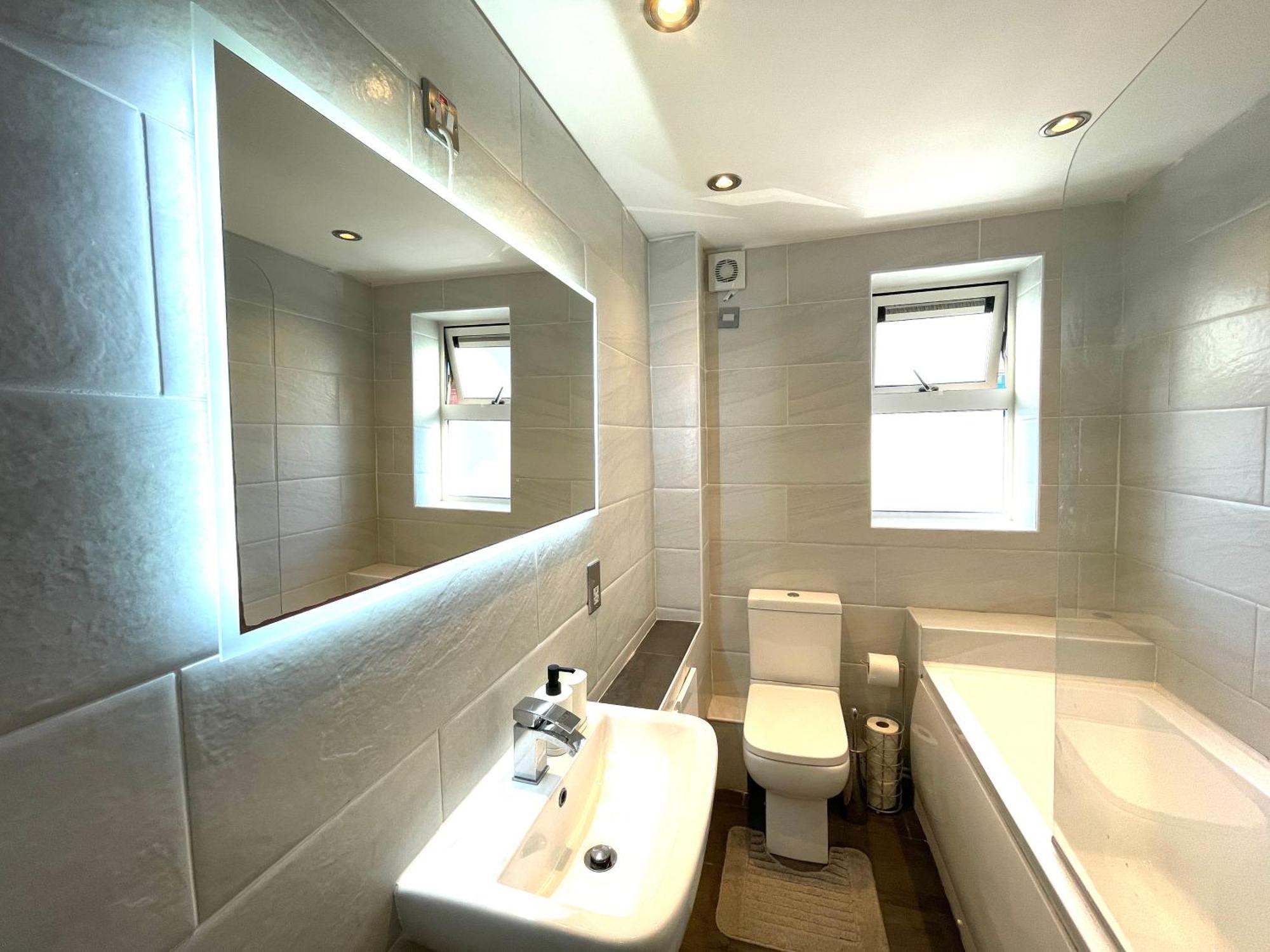 Rnm - Business Professionals Stay, Walsall City Centre, 2 Bedroom With Ensuite And Bathroom, Entire Place, Kitchen & Washroom With Amenities, Smart Tv, Easy Access, Fast Wifi, Parking Nearby, Great Transport Links Kültér fotó