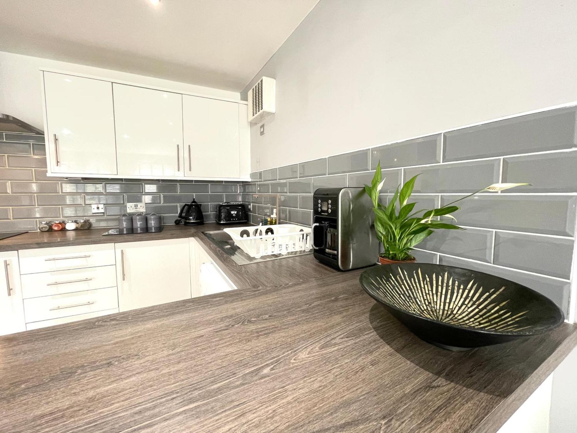 Rnm - Business Professionals Stay, Walsall City Centre, 2 Bedroom With Ensuite And Bathroom, Entire Place, Kitchen & Washroom With Amenities, Smart Tv, Easy Access, Fast Wifi, Parking Nearby, Great Transport Links Kültér fotó