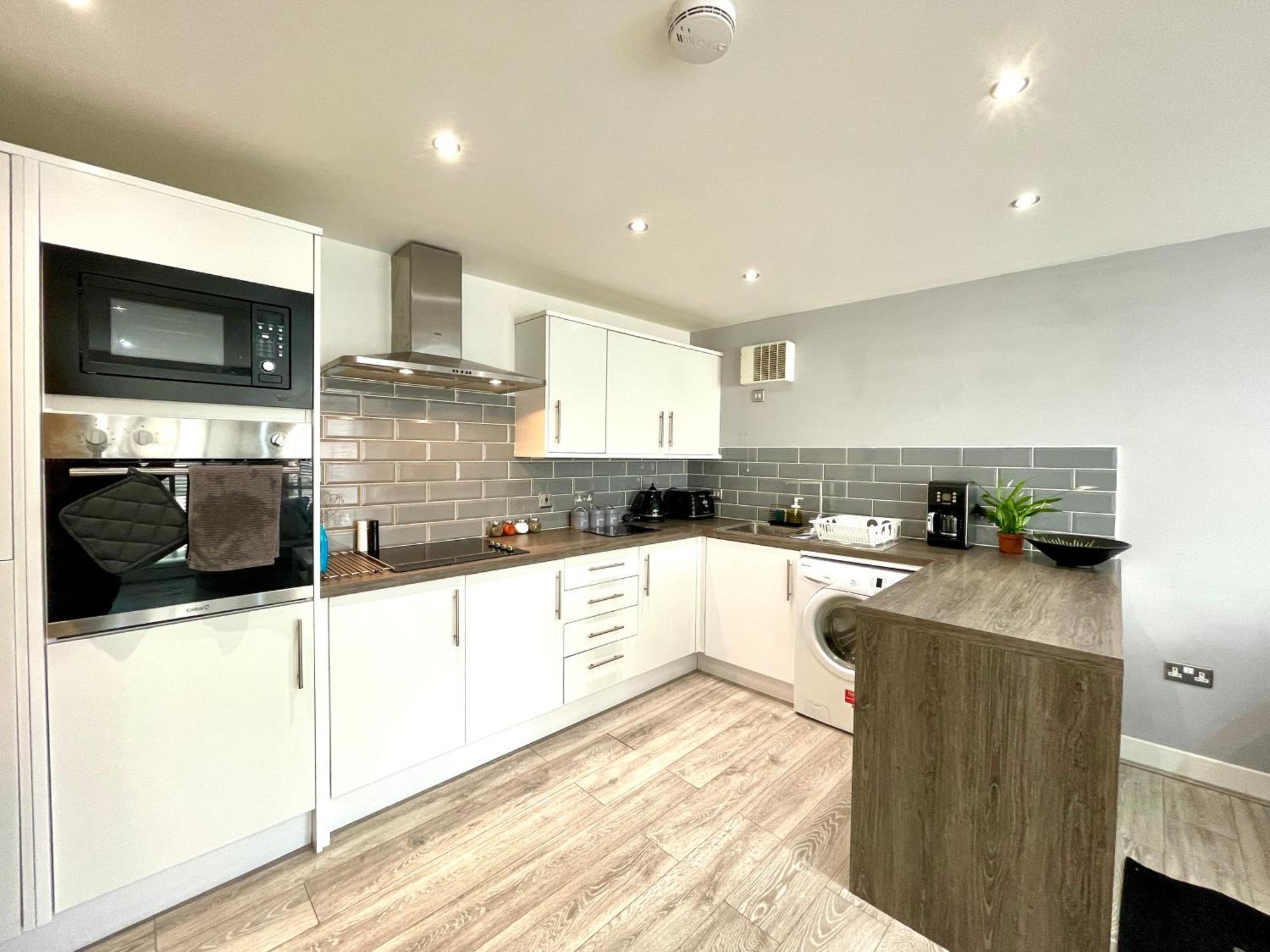 Rnm - Business Professionals Stay, Walsall City Centre, 2 Bedroom With Ensuite And Bathroom, Entire Place, Kitchen & Washroom With Amenities, Smart Tv, Easy Access, Fast Wifi, Parking Nearby, Great Transport Links Kültér fotó